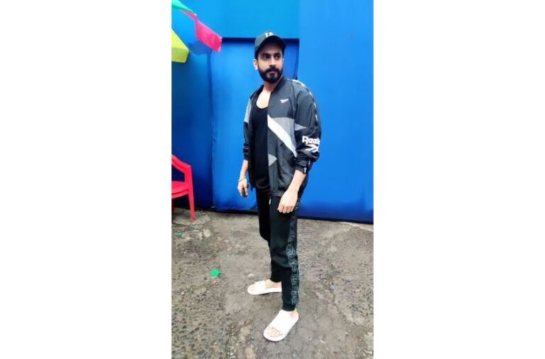Sunny Singh gets papped post shoot! The actor looks great in athleisure wear